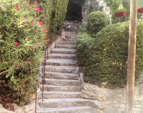 19 - Depuis la place du château emprunter cet autre escalier qui monte à gauche